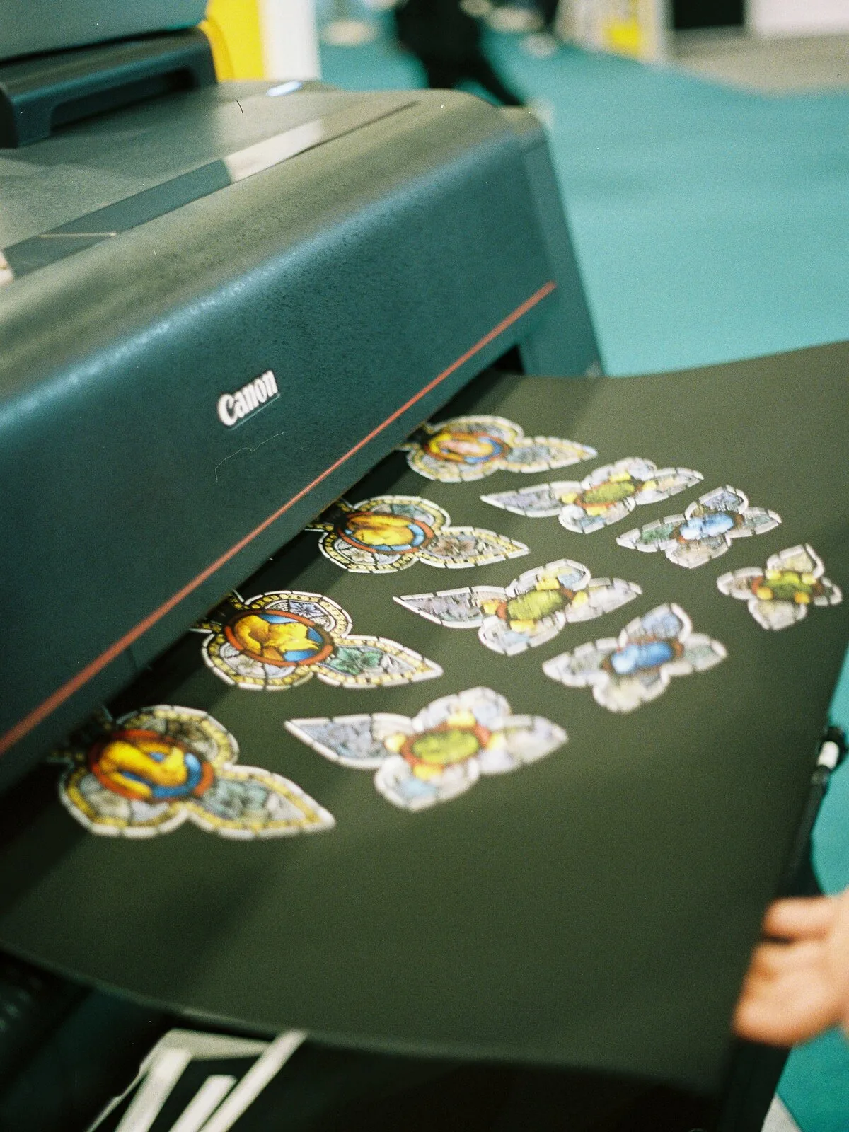 Gedruckte Transfermotive kommen aus dem Drucker