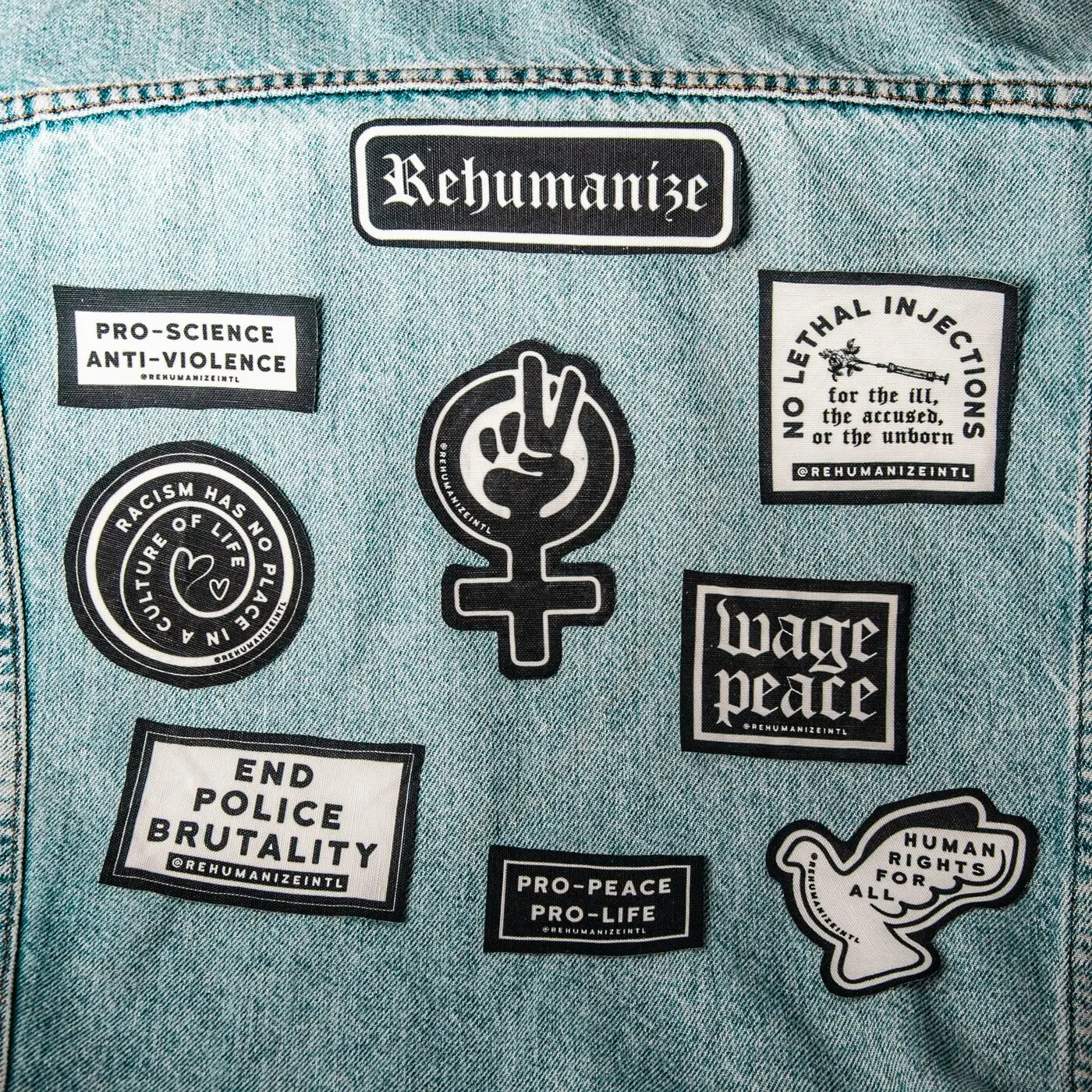 Aufnäher mit Protest-Parolen auf einer Jeansjacke